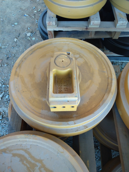 Ленивец Komatsu PC200-6 4 болта 66 280, мм (ковка) Ленивец Komatsu PC200-6 4 болта 66 280, мм (ковка)
